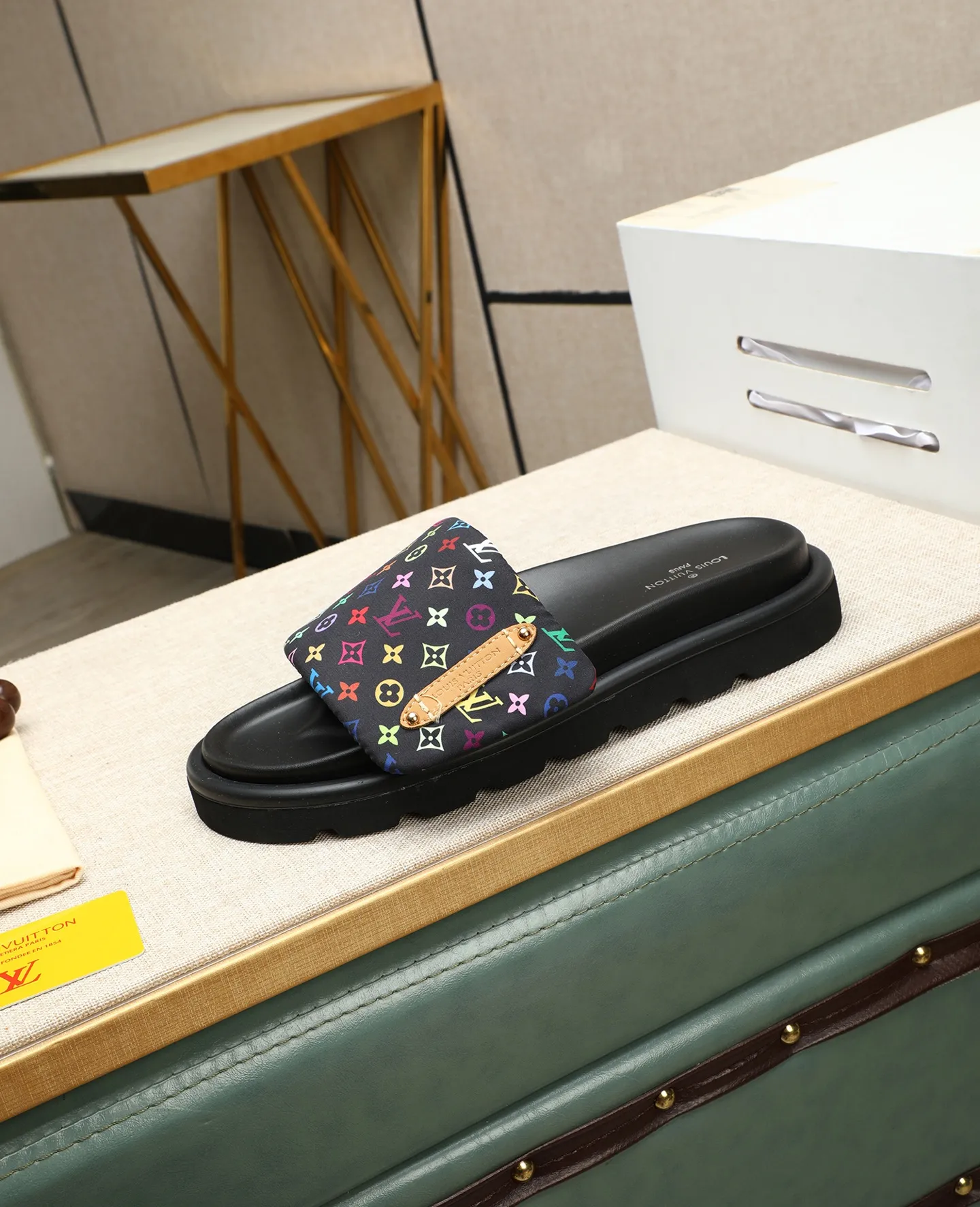 Factory price 360 ​​🐢🐢Men's shoes for couples, with drawer box [LOUIS VUITTON] Louis Vuitton, the latest LV official website printed wallet and men's and women's slippers 🔥🔥🔥 are now on the market. The drawer box is packaged with cloth bags and cards. The upper pattern looks very soft and waxy, and is a super versatile leg slimming tool. Fabric: Imported denim/down silk cotton embossed, LV hardware LOGO, official website pattern printing, lining: water-dyed sheepskin down filling, comfortable to wear, feet: high-elastic PU water platform. Sole: foam sole, heel height: about 5cm. Code number 36-44, (35 45 customized)